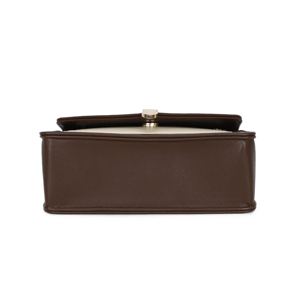 Dessous du sac Marina café, une base plate qui aide à garder la silhouette structurée du modèle – réf. C-0160-1