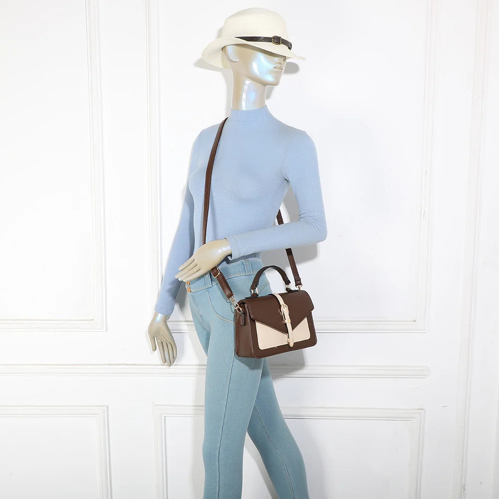 Sac Marina café porté par une femme, à la main ou à l’épaule avec sa bandoulière amovible – réf. C-0160-1