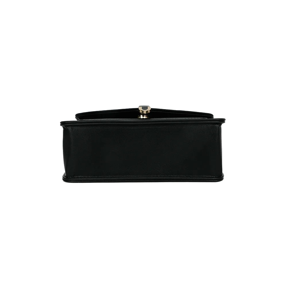 Dessous du sac Marina noir, une base plate qui aide à garder la silhouette structurée du modèle – réf. C-0160-1