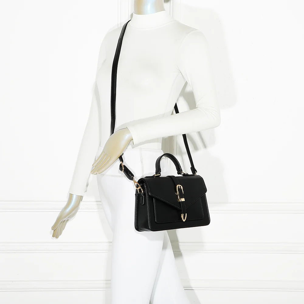 Sac Marina noir porté par une femme, à la main ou à l’épaule avec sa bandoulière amovible – réf. C-0160-1