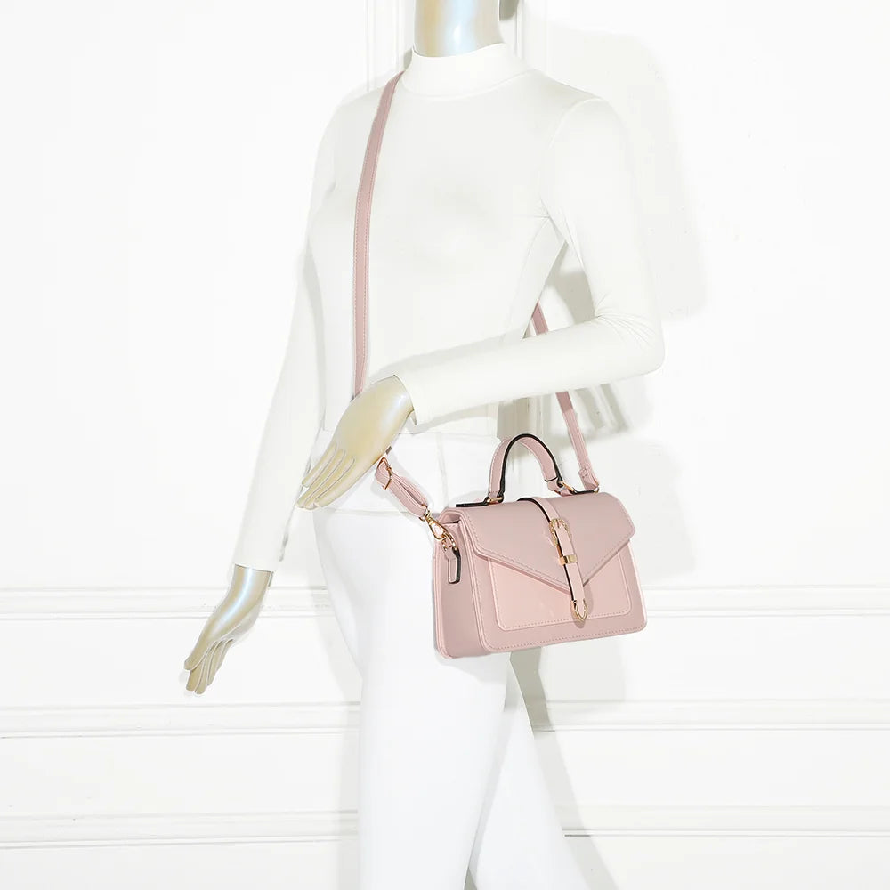 Sac Marina rose porté par une femme, à la main ou à l’épaule avec sa bandoulière amovible – réf. C-0160-1