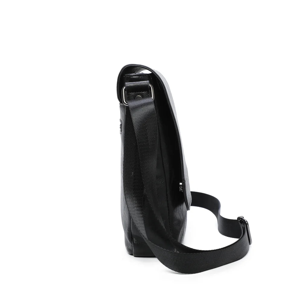 Profil du Marvik noir : format fin de 7 cm et attache de la bandoulière réglable – réf. KJ-6730