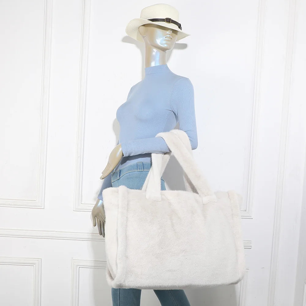 Cabas Mélya beige porté par une femme, fausse fourrure douce pour les looks d’hiver – réf. DG-5802