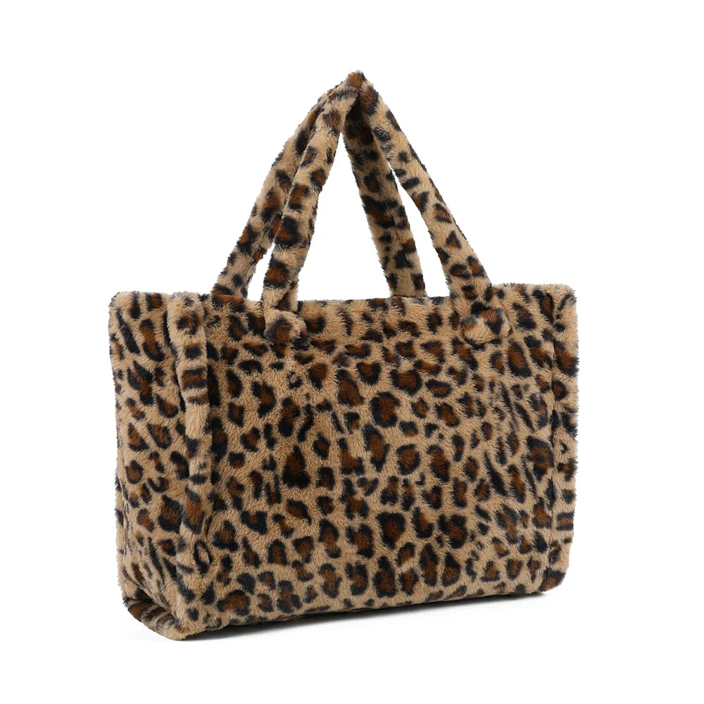 Mélya d.leopard de trois-quarts : volume du cabas en fausse fourrure et soufflets latéraux – réf. DG-5802