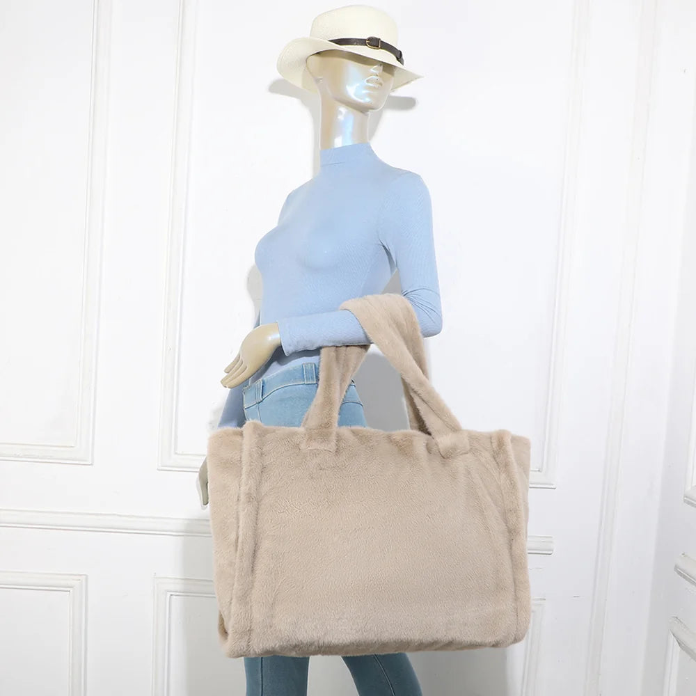 Cabas Mélya khaki/beige porté par une femme, fausse fourrure douce pour les looks d’hiver – réf. DG-5802