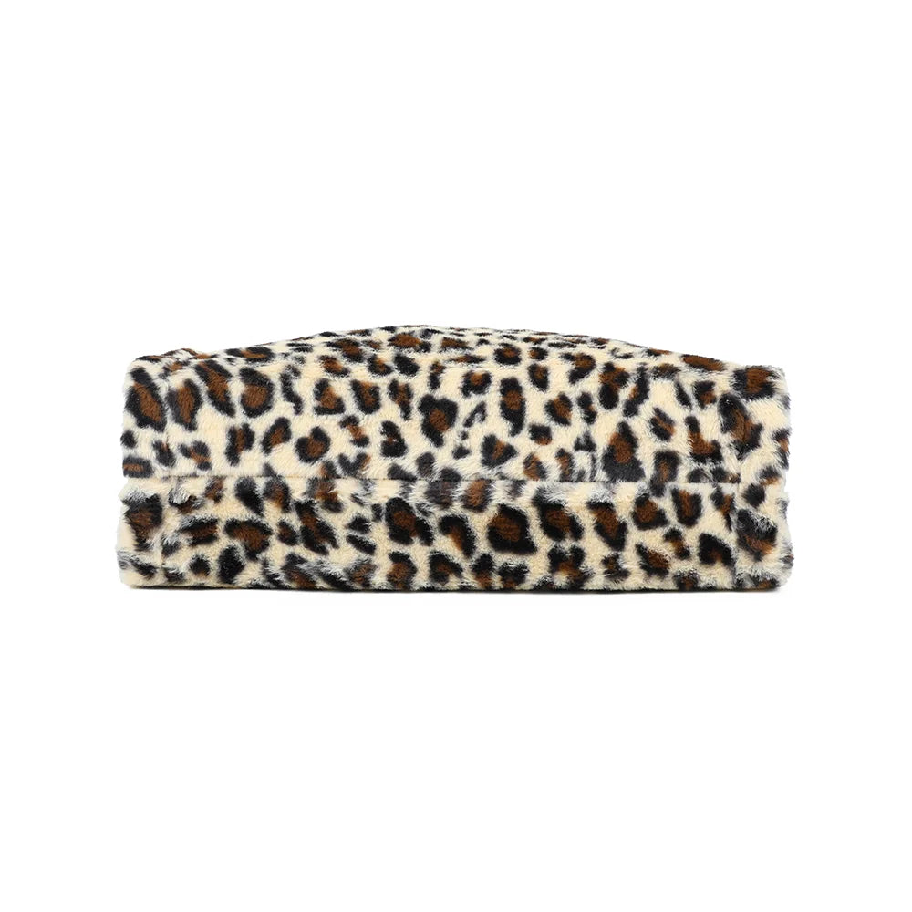 Dessous du cabas Mélya l.leopard en fausse fourrure, vu d’en bas – réf. DG-5802