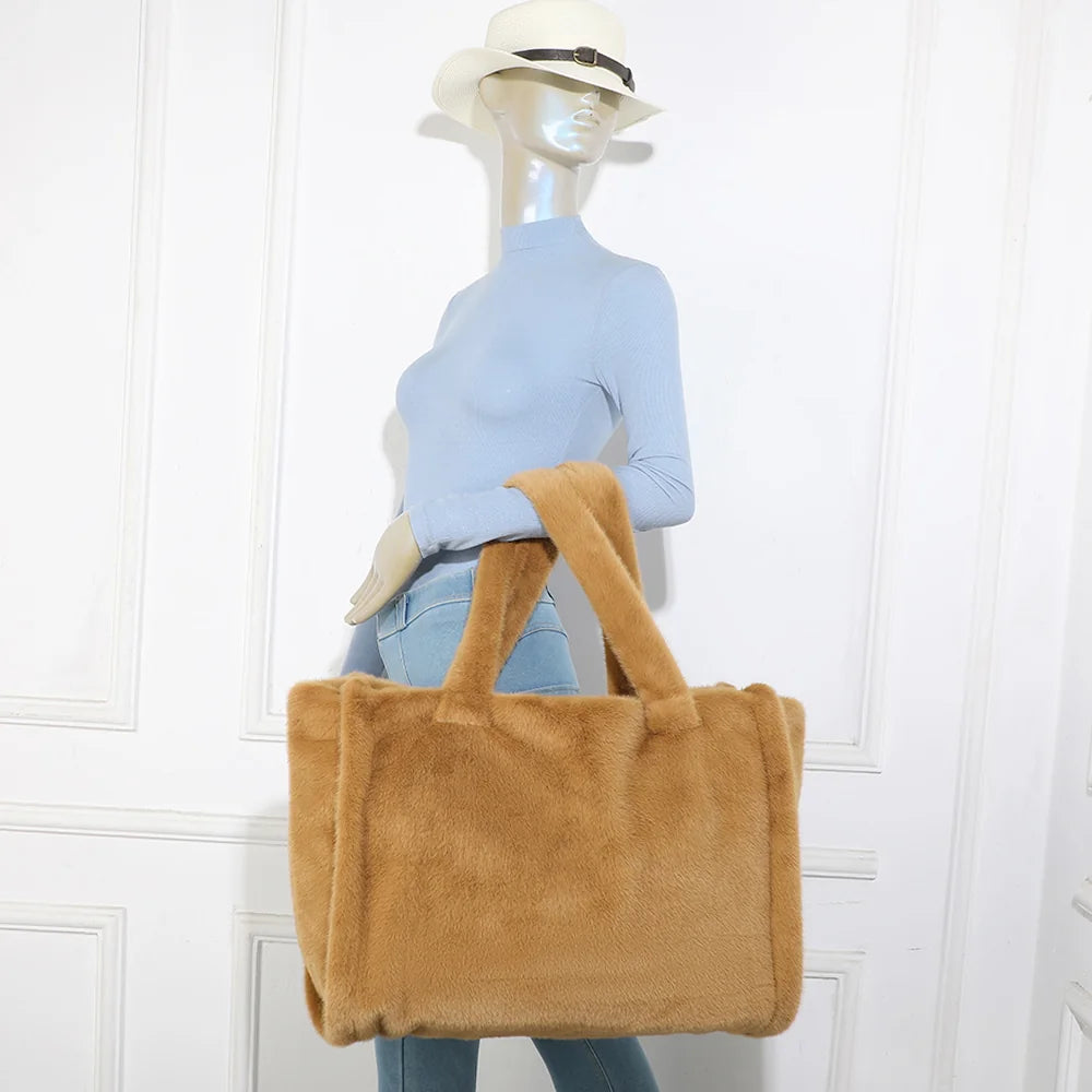 Cabas Mélya marron porté par une femme, fausse fourrure douce pour les looks d’hiver – réf. DG-5802
