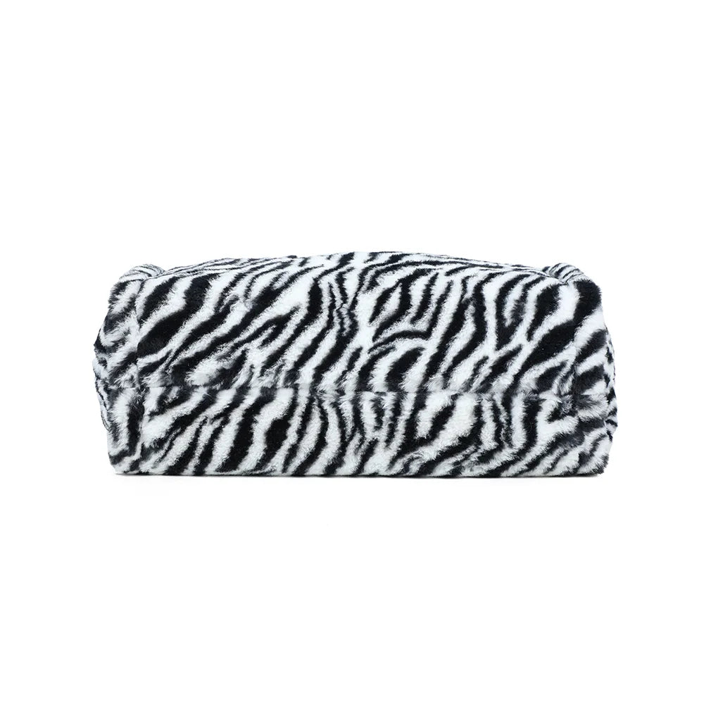 Dessous du cabas Mélya zebre en fausse fourrure, vu d’en bas – réf. DG-5802