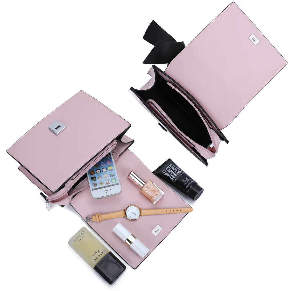 Intérieur du Mignonne rose : fermoir tournant argenté, compartiments, smartphone et rouge à lèvres – réf. R-1551