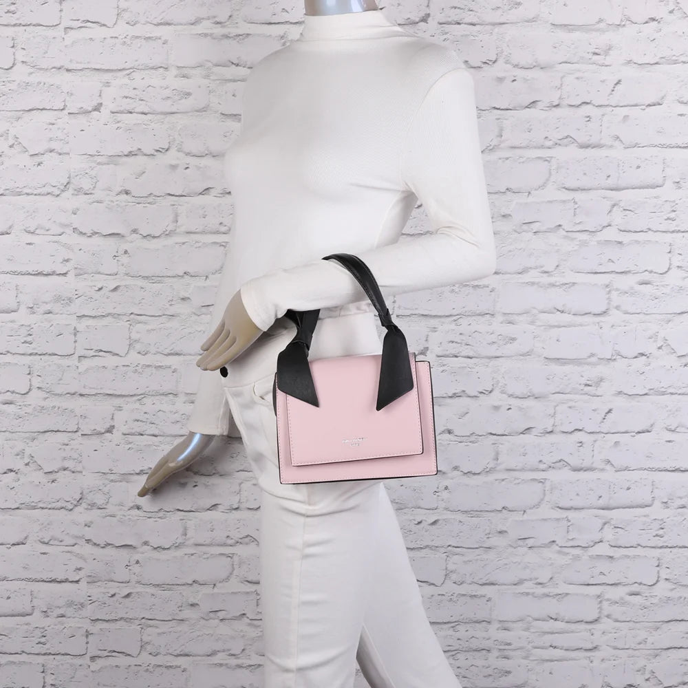 Sac à main femme Mignonne rose porté : poignée nouée de nœuds noirs, format compact et élégant – réf. R-1551