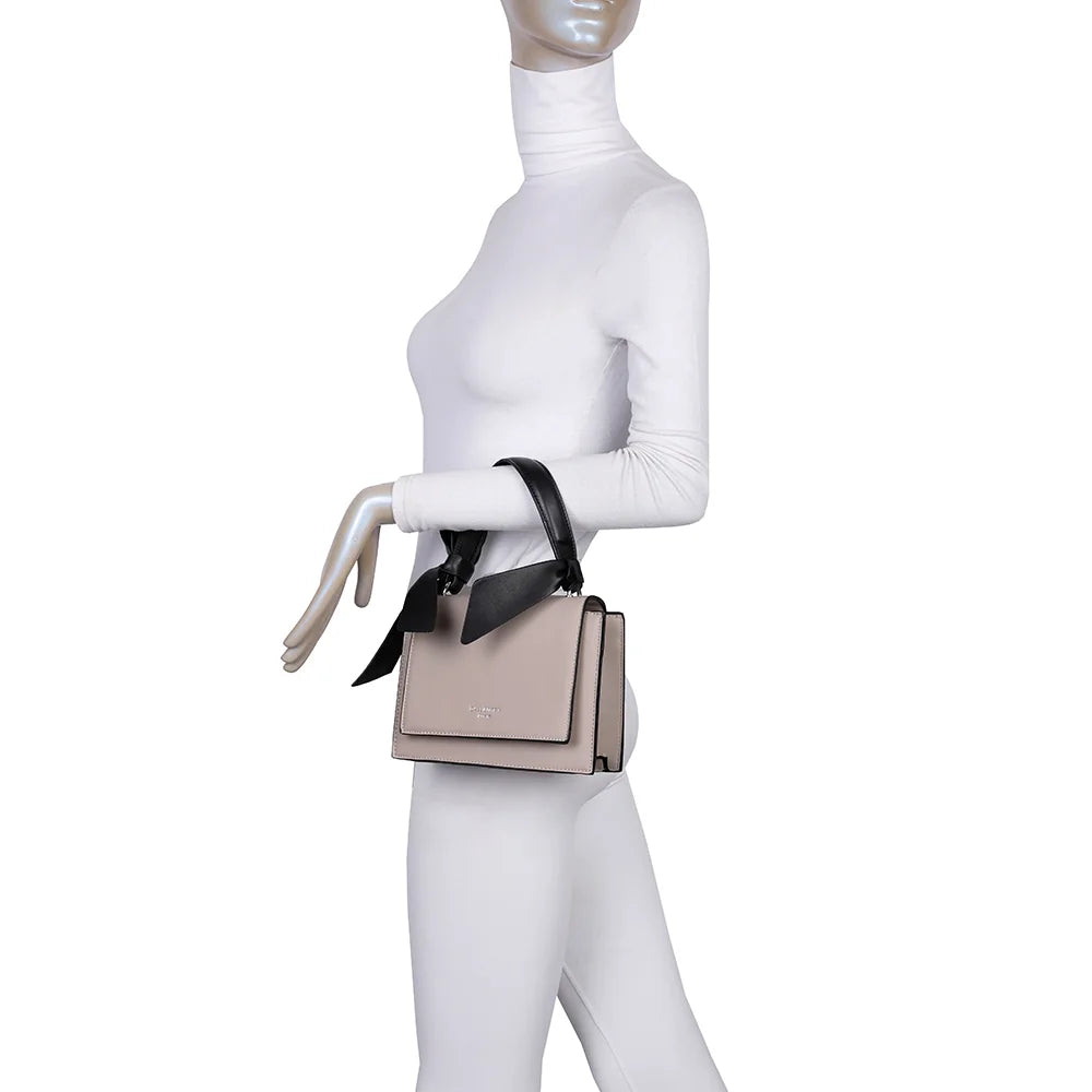 Sac à main femme Mignonne beige porté : poignée nouée de nœuds noirs, format compact et élégant – réf. R-1551