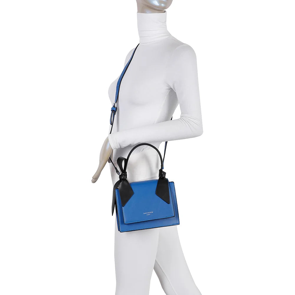 Sac à main femme Mignonne bleu porté : poignée nouée de nœuds noirs, format compact et élégant – réf. R-1551