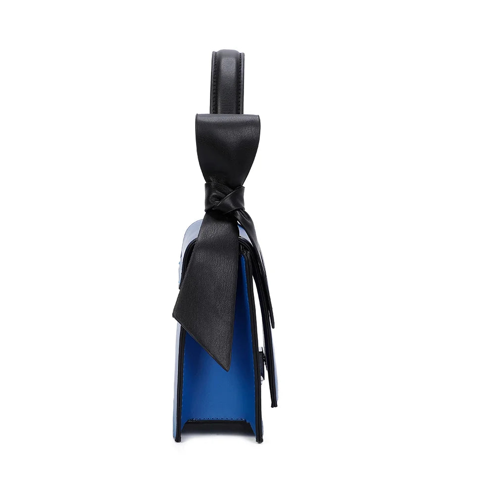 Profil du Mignonne bleu : format compact de 7 cm de profondeur et nœud noir tombant sur le côté – réf. R-1551