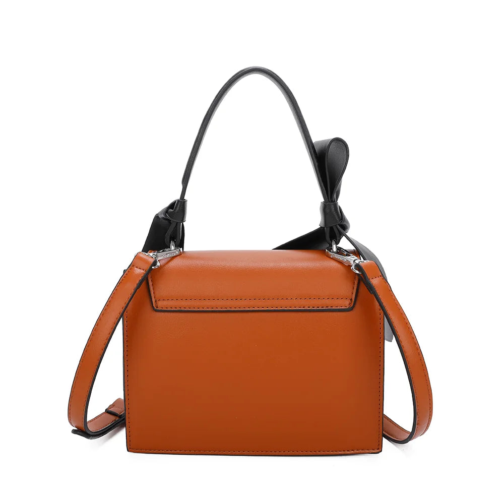 Dos du Mignonne camel : surface synthétique lisse soulignée de bords noirs contrastants – réf. R-1551
