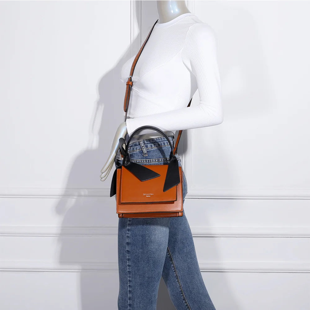 Sac à main femme Mignonne camel porté : poignée nouée de nœuds noirs, format compact et élégant – réf. R-1551