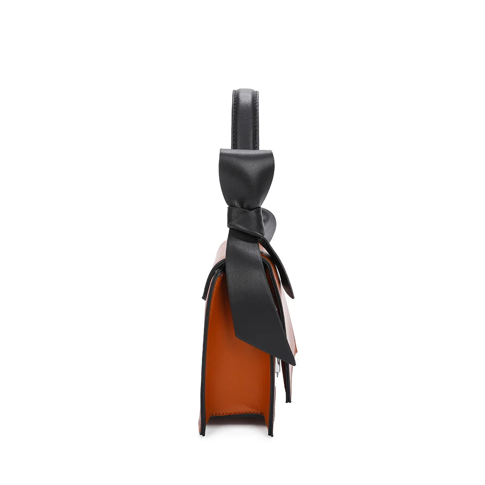 Profil du Mignonne camel : format compact de 7 cm de profondeur et nœud noir tombant sur le côté – réf. R-1551