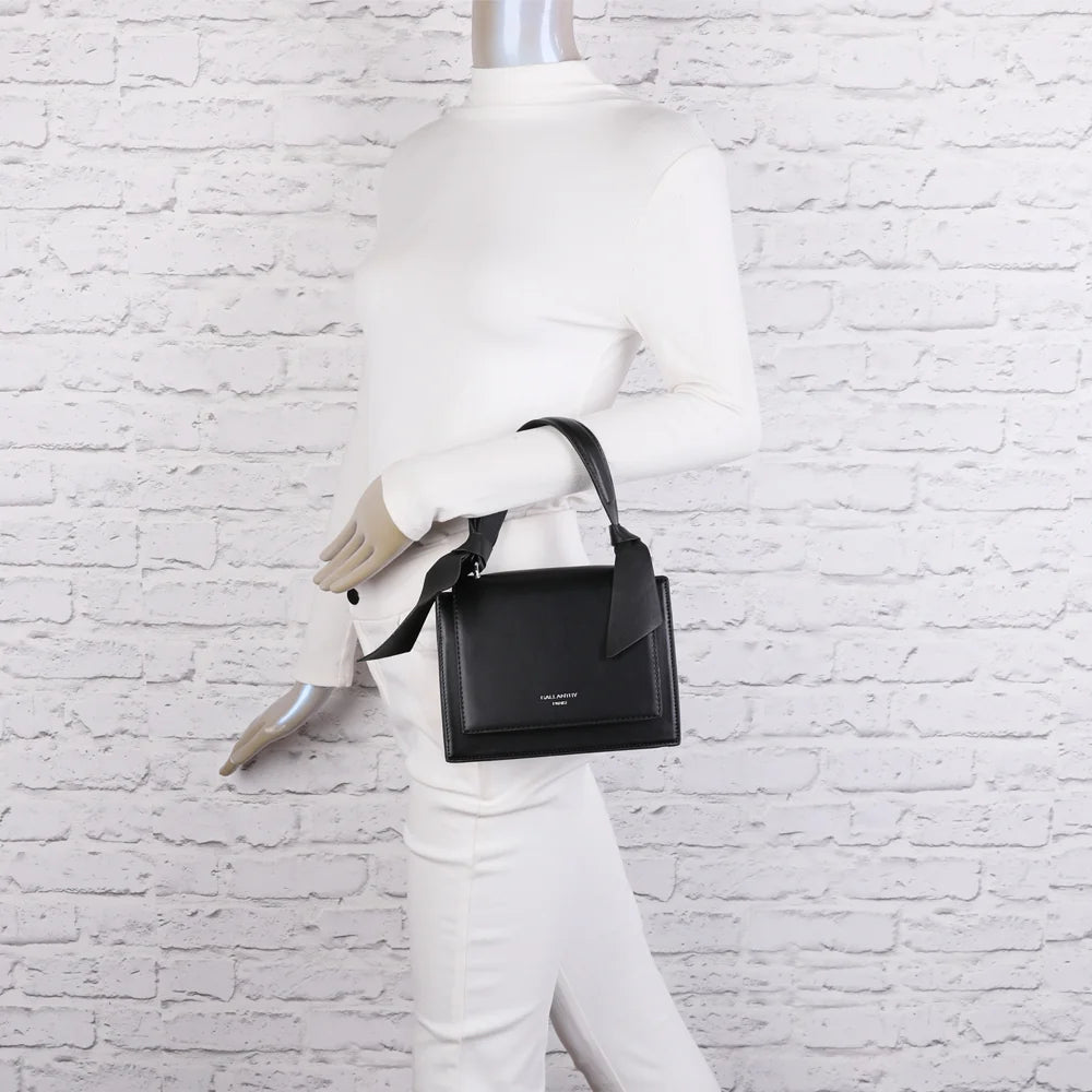 Sac à main femme Mignonne noir porté : poignée nouée de nœuds noirs, format compact et élégant – réf. R-1551