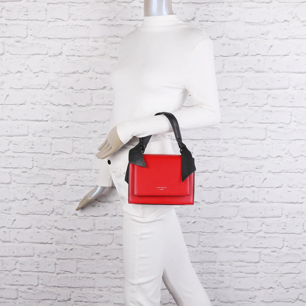 Sac à main femme Mignonne rouge porté : poignée nouée de nœuds noirs, format compact et élégant – réf. R-1551