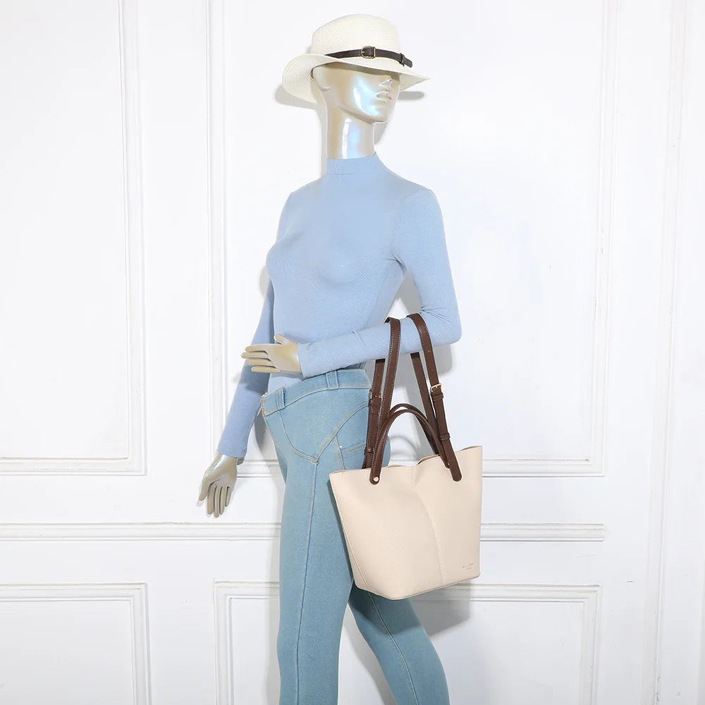 Sac Milan Élégance beige/coffee porté par une femme, à la main ou à l’épaule avec sa sangle ajustable – réf. G-7508