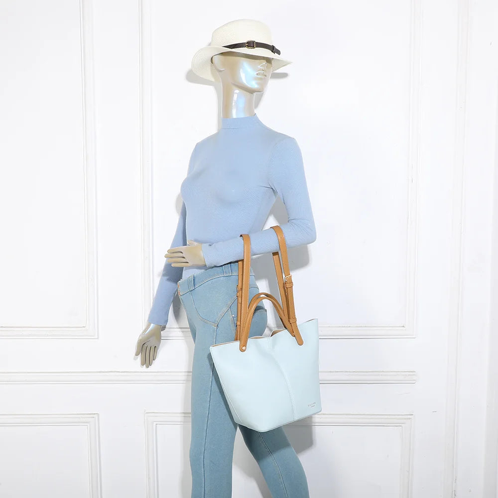 Sac Milan Élégance bleu clair porté par une femme, à la main ou à l’épaule avec sa sangle ajustable – réf. G-7508