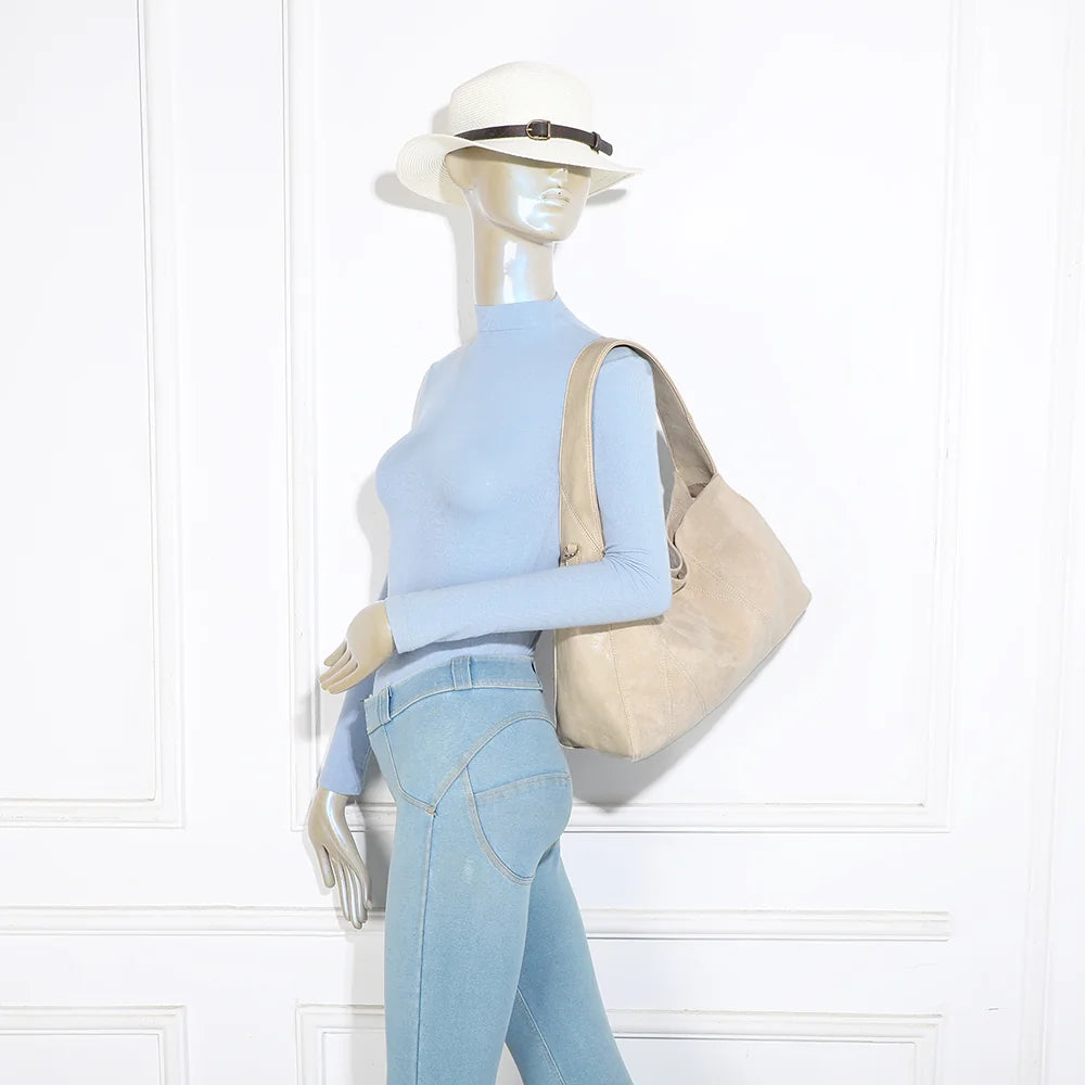 Sac Milano beige porté par une femme, à l’épaule ou en bandoulière réglable – réf. HS-43002