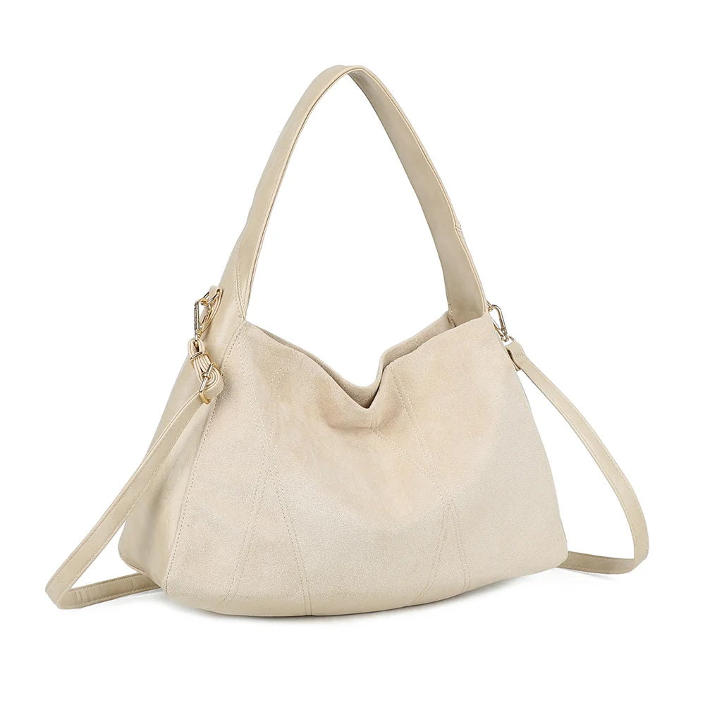 Milano beige de trois quarts : forme souple hobo et côtés lisses contrastant avec la façade suédée – réf. HS-43002