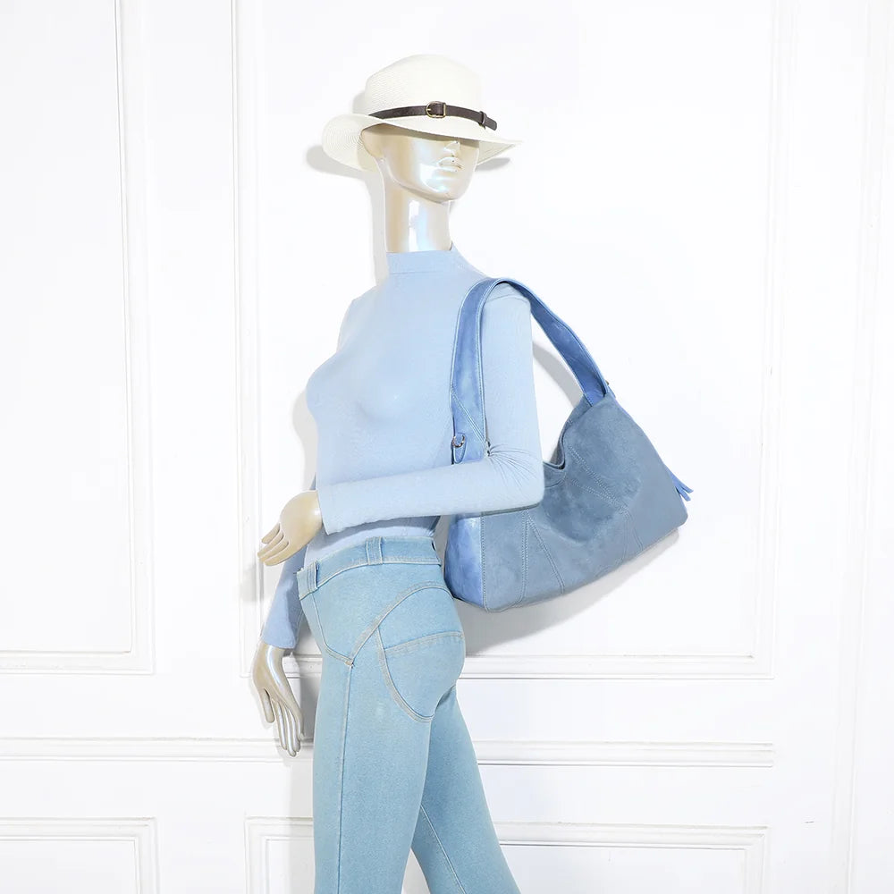 Sac Milano bleu clair porté par une femme, à l’épaule ou en bandoulière réglable – réf. HS-43002