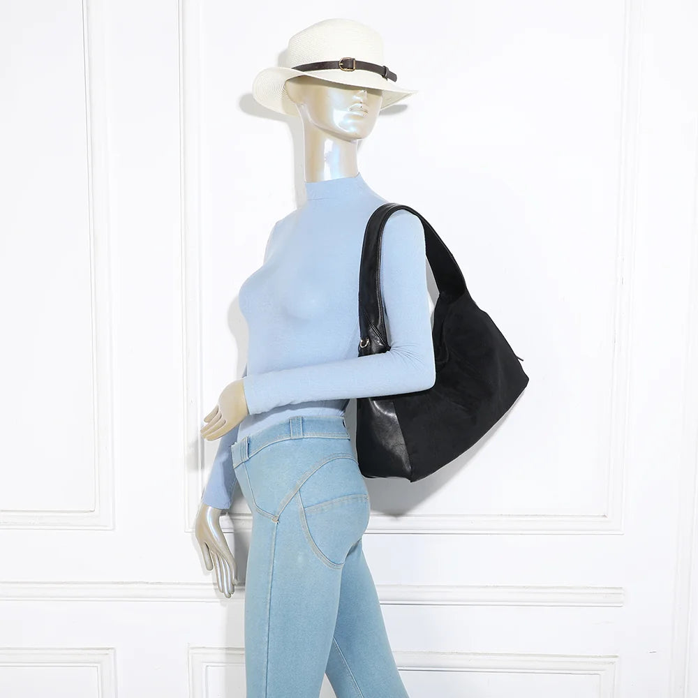 Sac Milano noir porté par une femme, à l’épaule ou en bandoulière réglable – réf. HS-43002