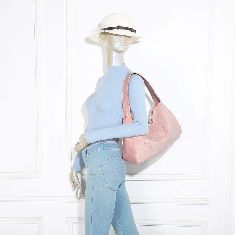 Sac Milano rose porté par une femme, à l’épaule ou en bandoulière réglable – réf. HS-43002