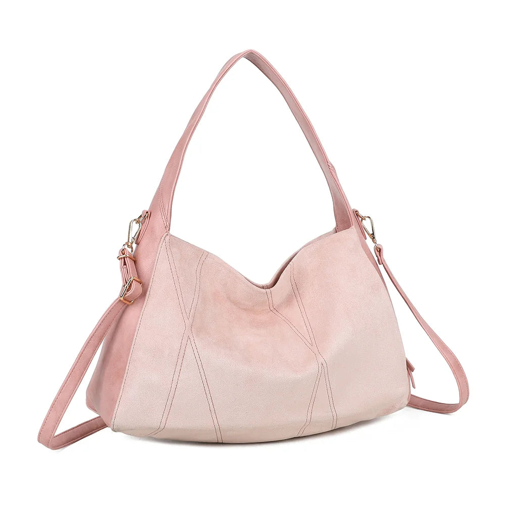 Milano rose de trois quarts : forme souple hobo et côtés lisses contrastant avec la façade suédée – réf. HS-43002
