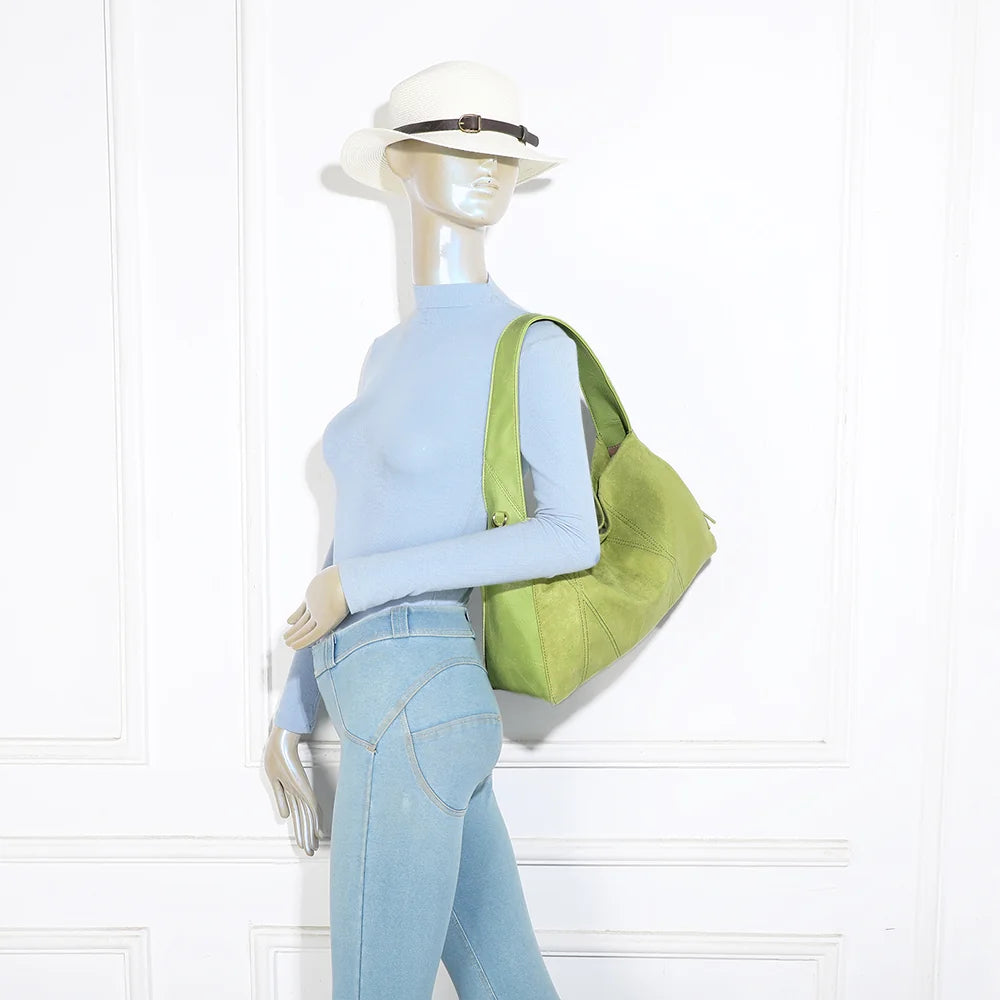 Sac Milano vert clair porté par une femme, à l’épaule ou en bandoulière réglable – réf. HS-43002