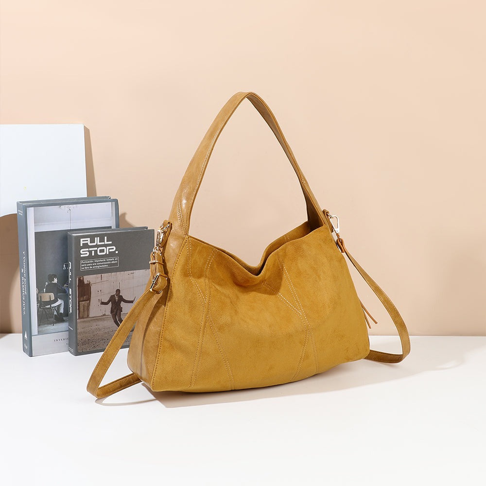Sac à main hobo Milano marron mis en scène dans un décor d’ambiance – visuel d’ambiance créé avec l’IA – Gallantry Paris