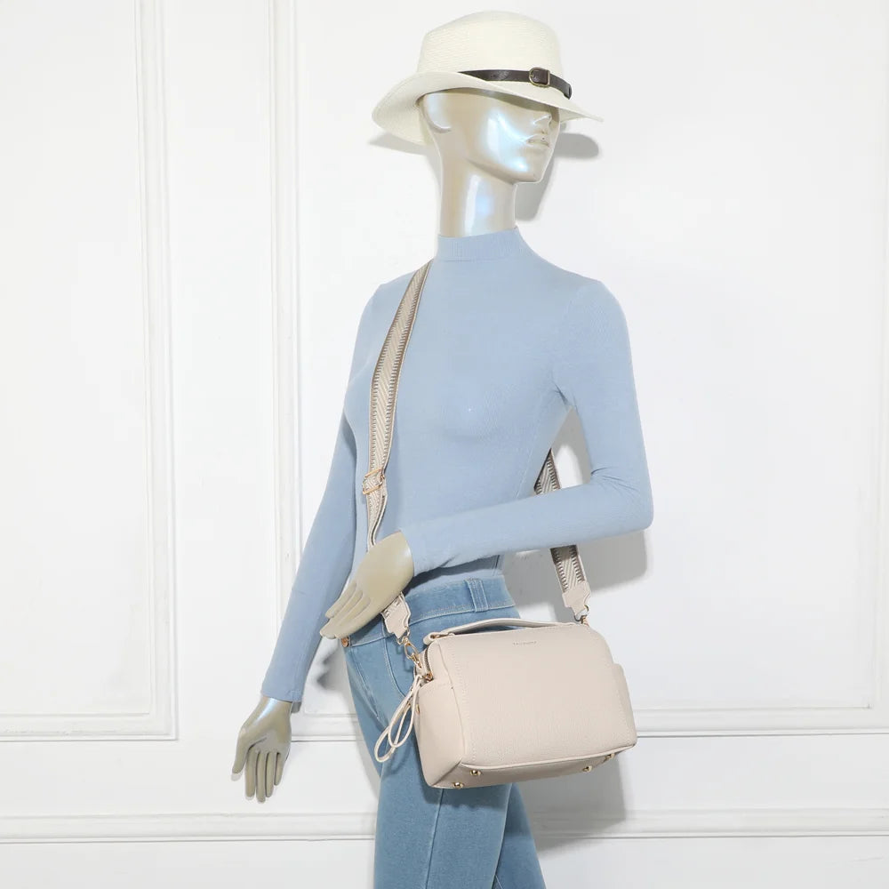 Mini Boston Élégance beige porté par une femme, en bandoulière avec sa sangle tissée ajustable – réf. KJ-62060