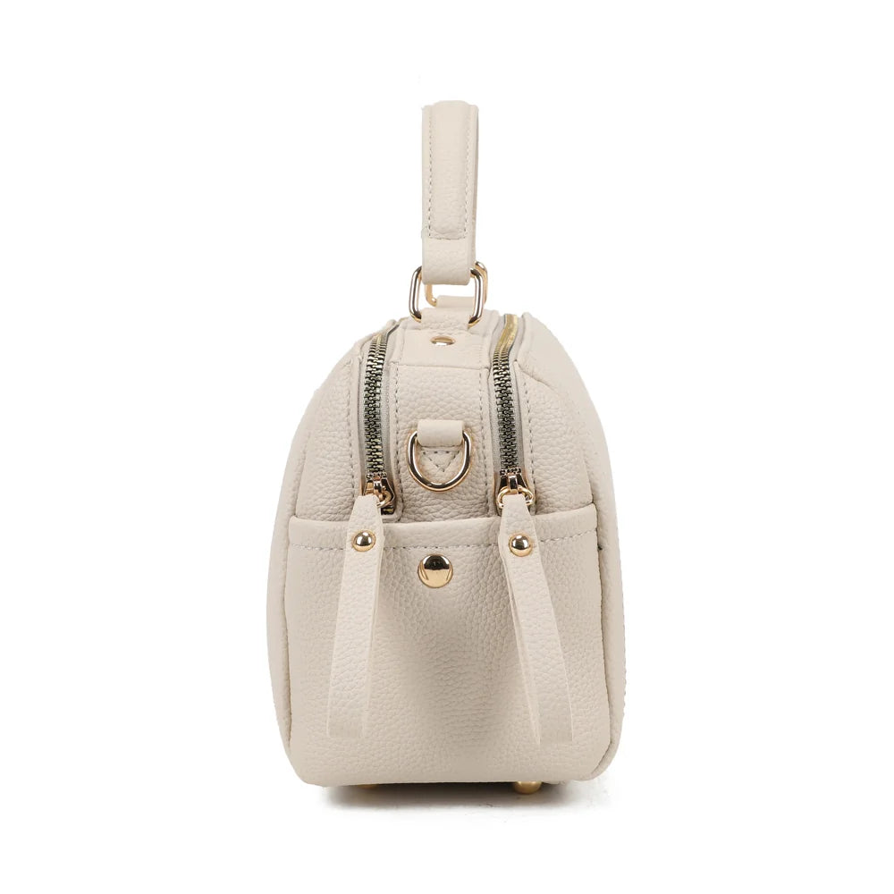 Profil du Mini Boston Élégance beige : poche latérale plaquée et mousqueton doré de la bandoulière – réf. KJ-62060