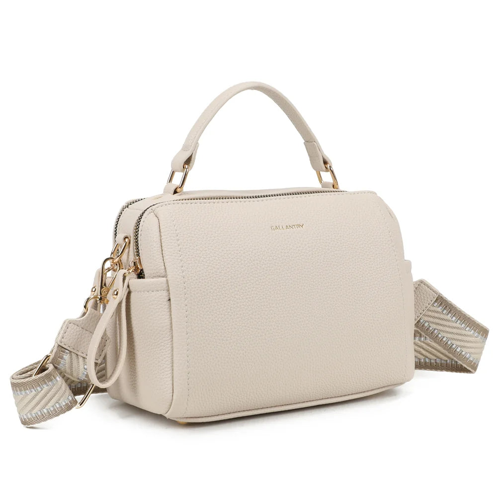 Mini Boston Élégance beige de trois quarts : silhouette structurée, double zip et poche latérale – réf. KJ-62060