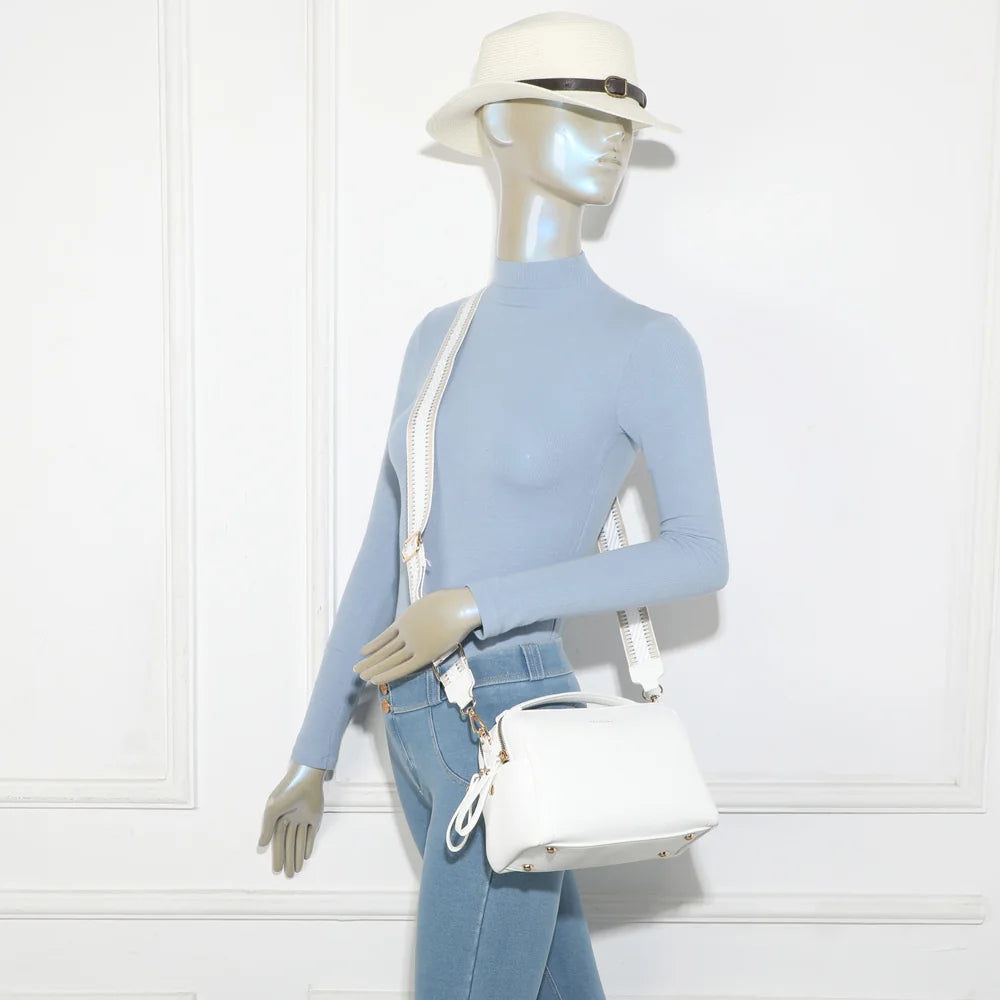 Mini Boston Élégance blanc porté par une femme, en bandoulière avec sa sangle tissée ajustable – réf. KJ-62060