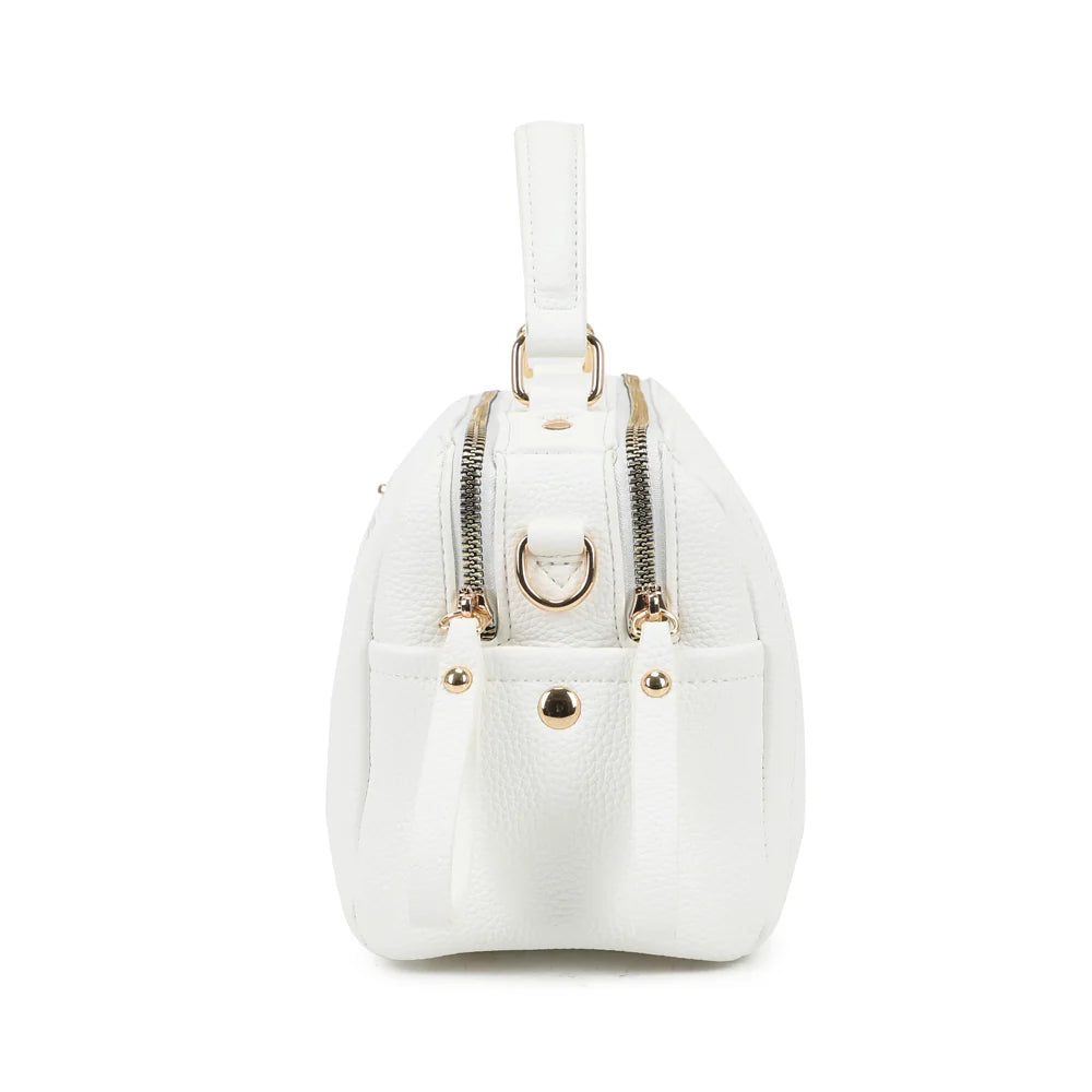 Profil du Mini Boston Élégance blanc : poche latérale plaquée et mousqueton doré de la bandoulière – réf. KJ-62060