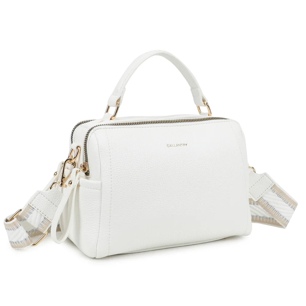 Mini Boston Élégance blanc de trois quarts : silhouette structurée, double zip et poche latérale – réf. KJ-62060