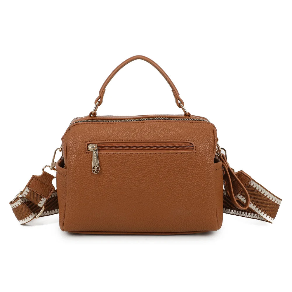 Dos du Mini Boston Élégance marron, simili cuir grainé uni et attaches dorées de la poignée – réf. KJ-62060