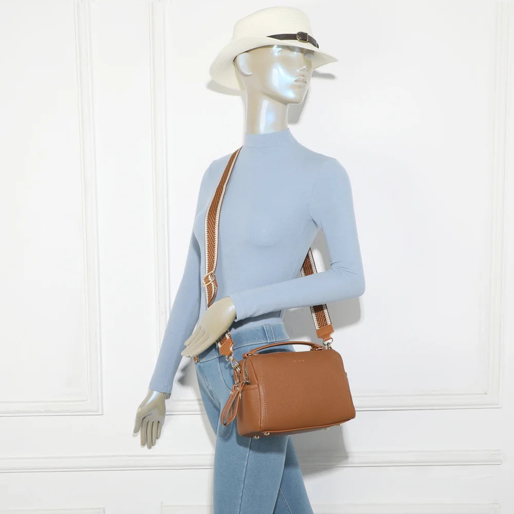 Mini Boston Élégance marron porté par une femme, en bandoulière avec sa sangle tissée ajustable – réf. KJ-62060