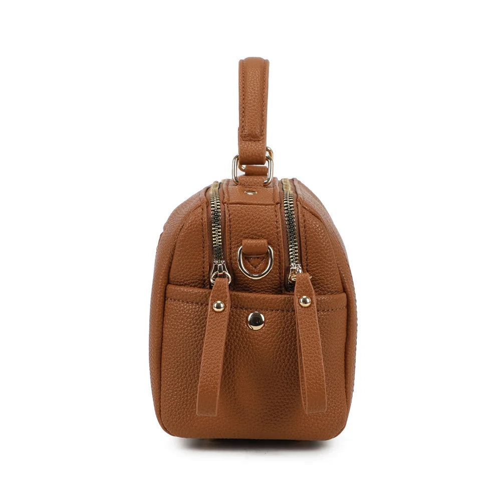 Profil du Mini Boston Élégance marron : poche latérale plaquée et mousqueton doré de la bandoulière – réf. KJ-62060