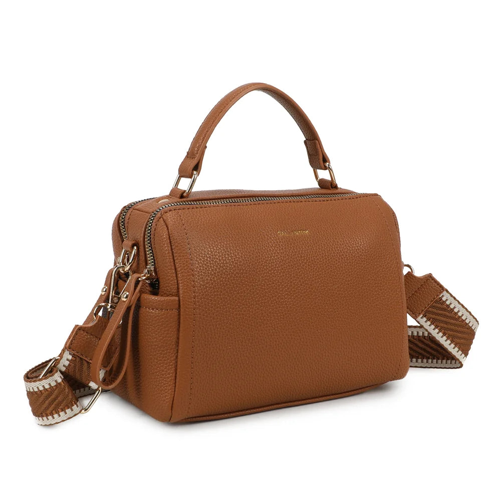 Mini Boston Élégance marron de trois quarts : silhouette structurée, double zip et poche latérale – réf. KJ-62060