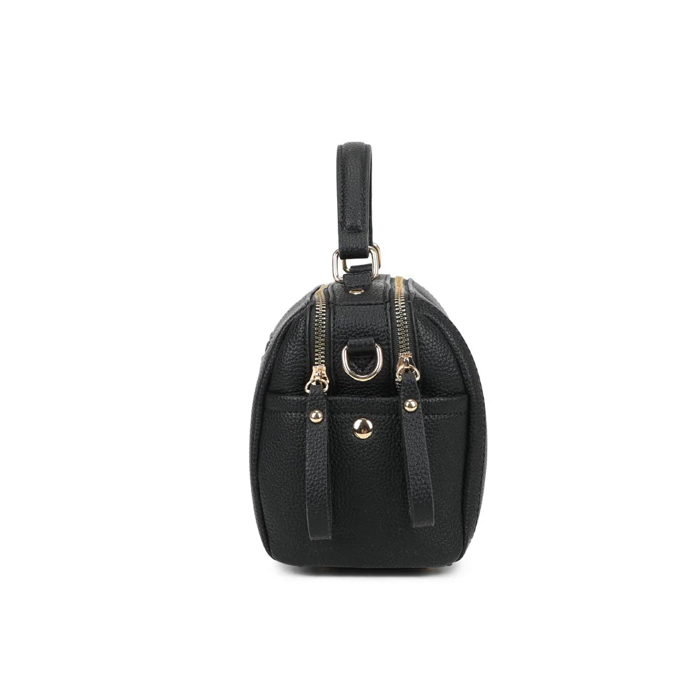 Profil du Mini Boston Élégance noir : poche latérale plaquée et mousqueton doré de la bandoulière – réf. KJ-62060