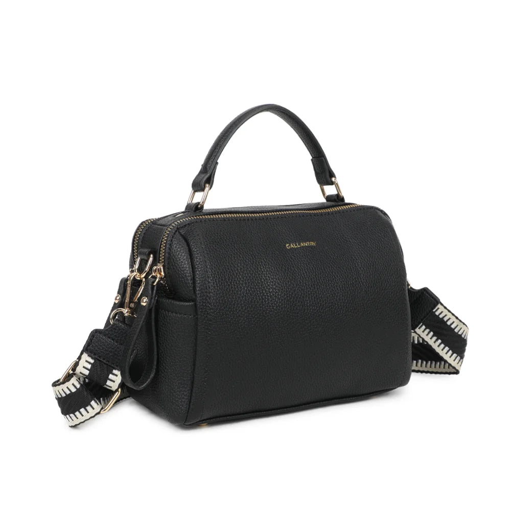 Mini Boston Élégance noir de trois quarts : silhouette structurée, double zip et poche latérale – réf. KJ-62060