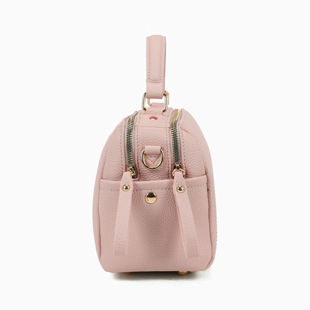 Profil du Mini Boston Élégance rose : poche latérale plaquée et mousqueton doré de la bandoulière – réf. KJ-62060