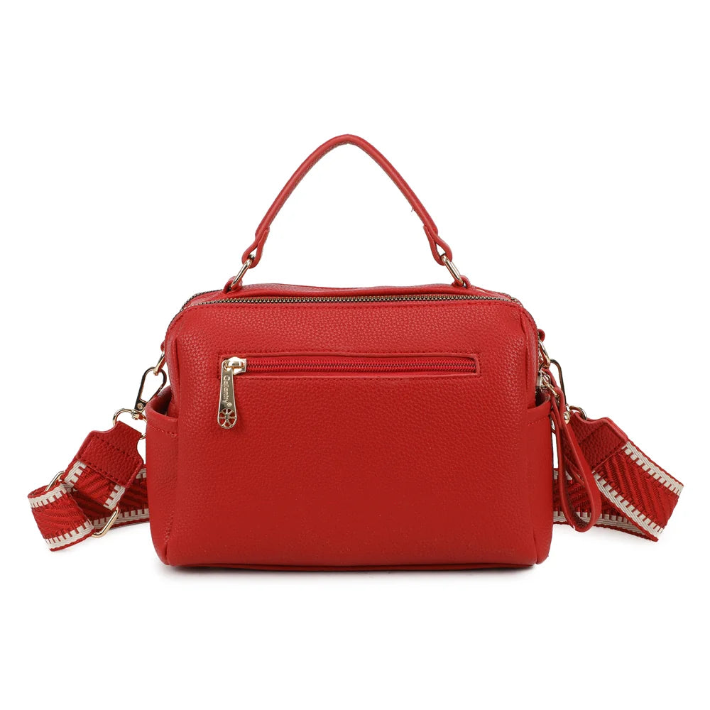 Dos du Mini Boston Élégance rouge, simili cuir grainé uni et attaches dorées de la poignée – réf. KJ-62060