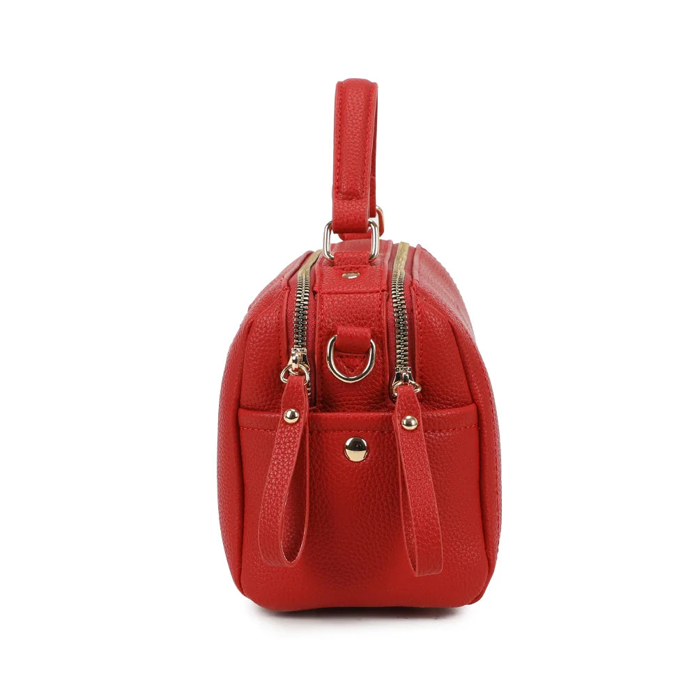 Profil du Mini Boston Élégance rouge : poche latérale plaquée et mousqueton doré de la bandoulière – réf. KJ-62060