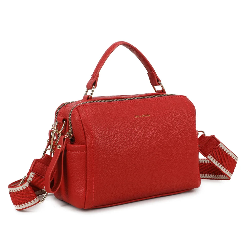 Mini Boston Élégance rouge de trois quarts : silhouette structurée, double zip et poche latérale – réf. KJ-62060