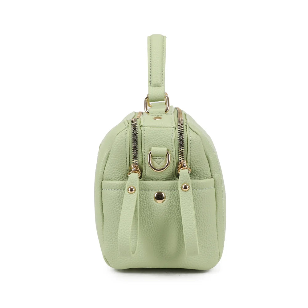 Profil du Mini Boston Élégance vert clair : poche latérale plaquée et mousqueton doré de la bandoulière – réf. KJ-62060