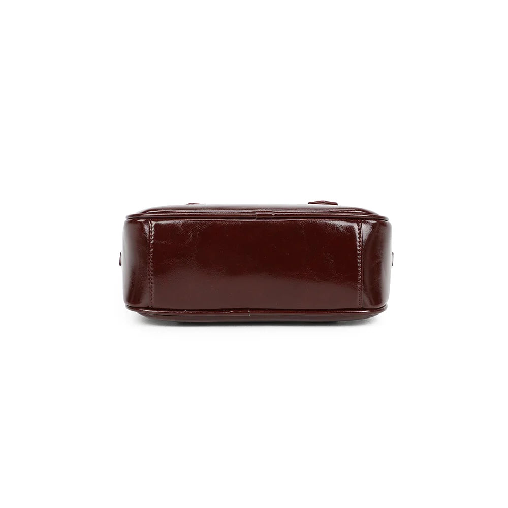 Dessous du Mini Glossy bordeaux, vue du fond du sac en synthétique à l’effet verni – réf. A-9126
